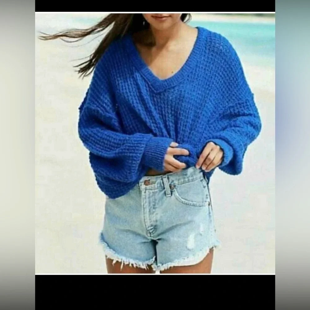 Free People Lightweight KnIt V-Neck In Parrot Blue , size S - Picture 3 of 10